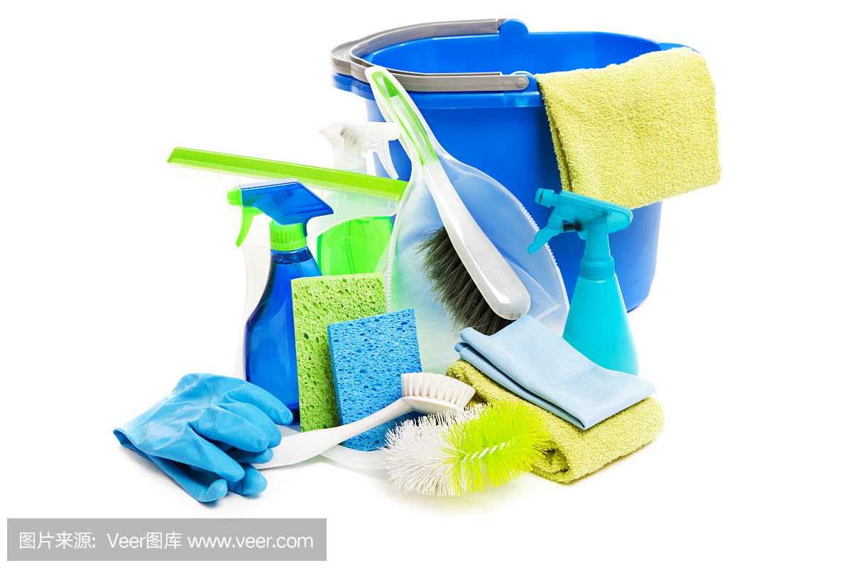 白色背景上的春季清潔設(shè)備和洗滌劑產(chǎn)品